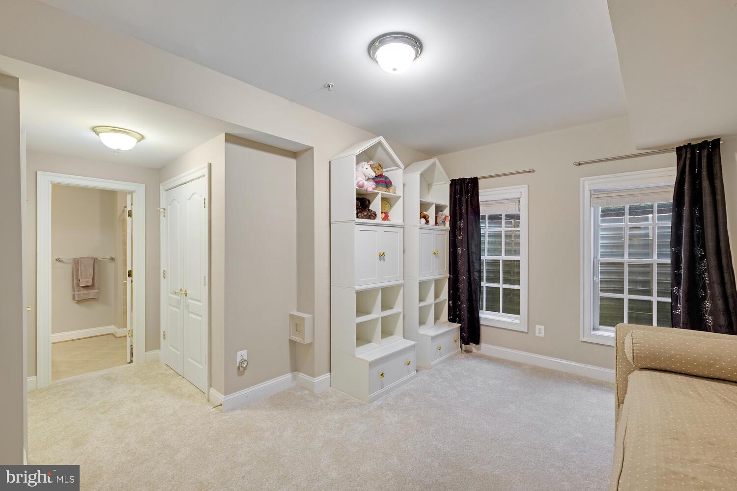6111 Rosemont Cir