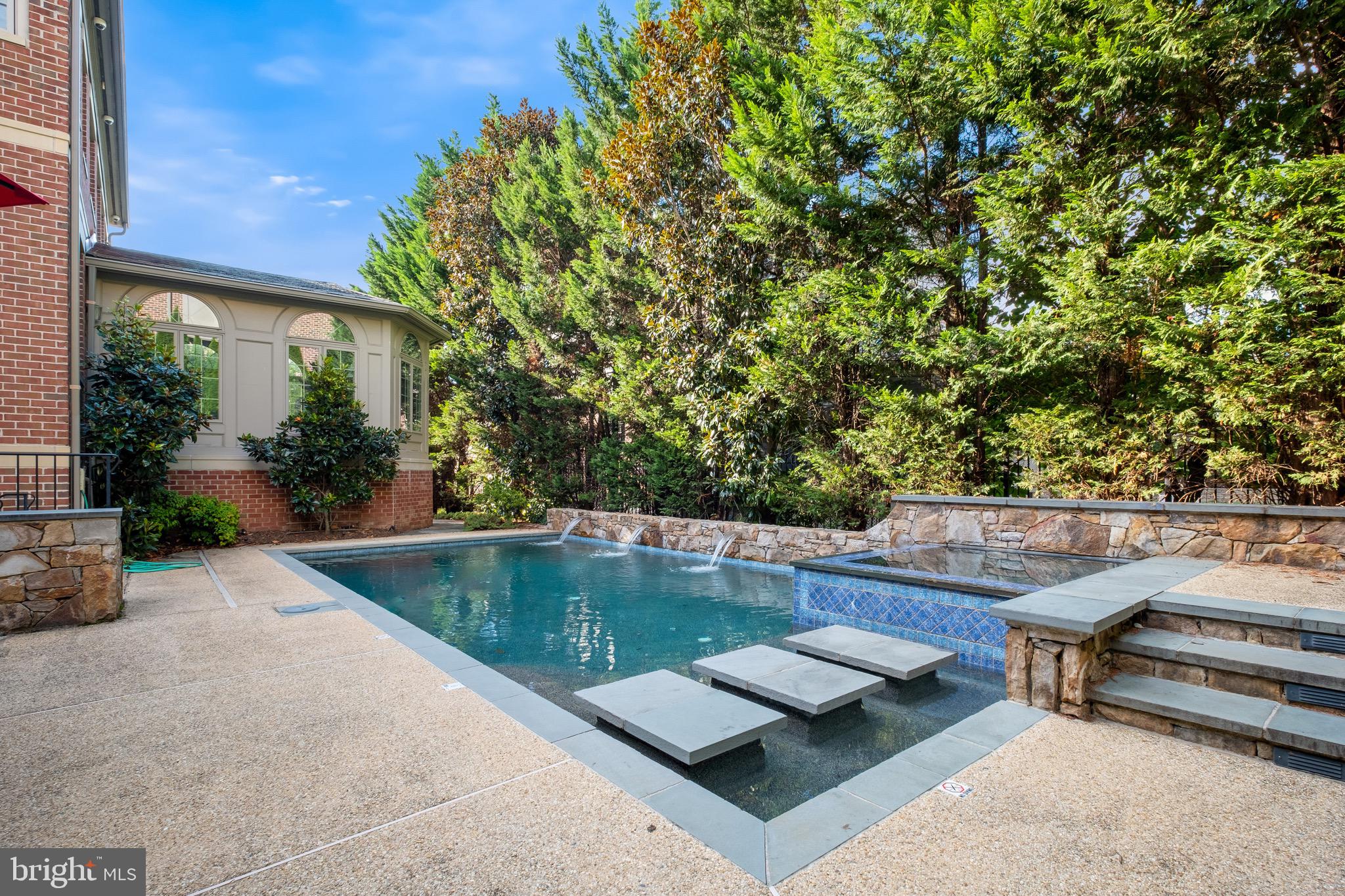 6111 Rosemont Cir