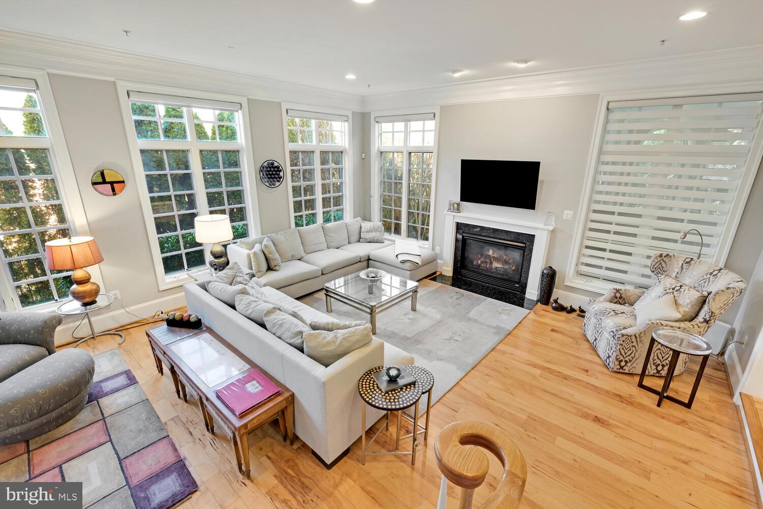 6111 Rosemont Cir