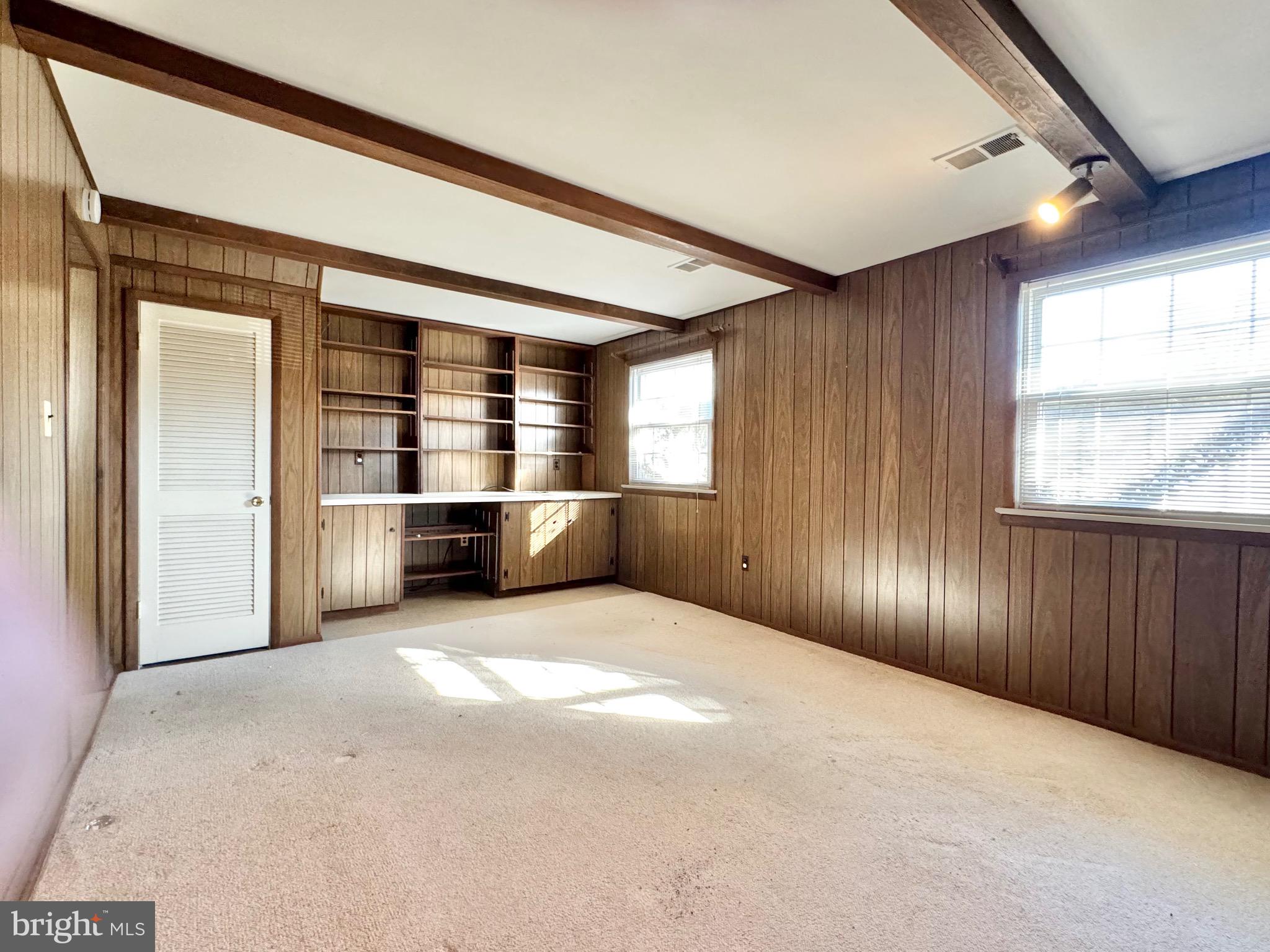 2292 Glenmore Ter