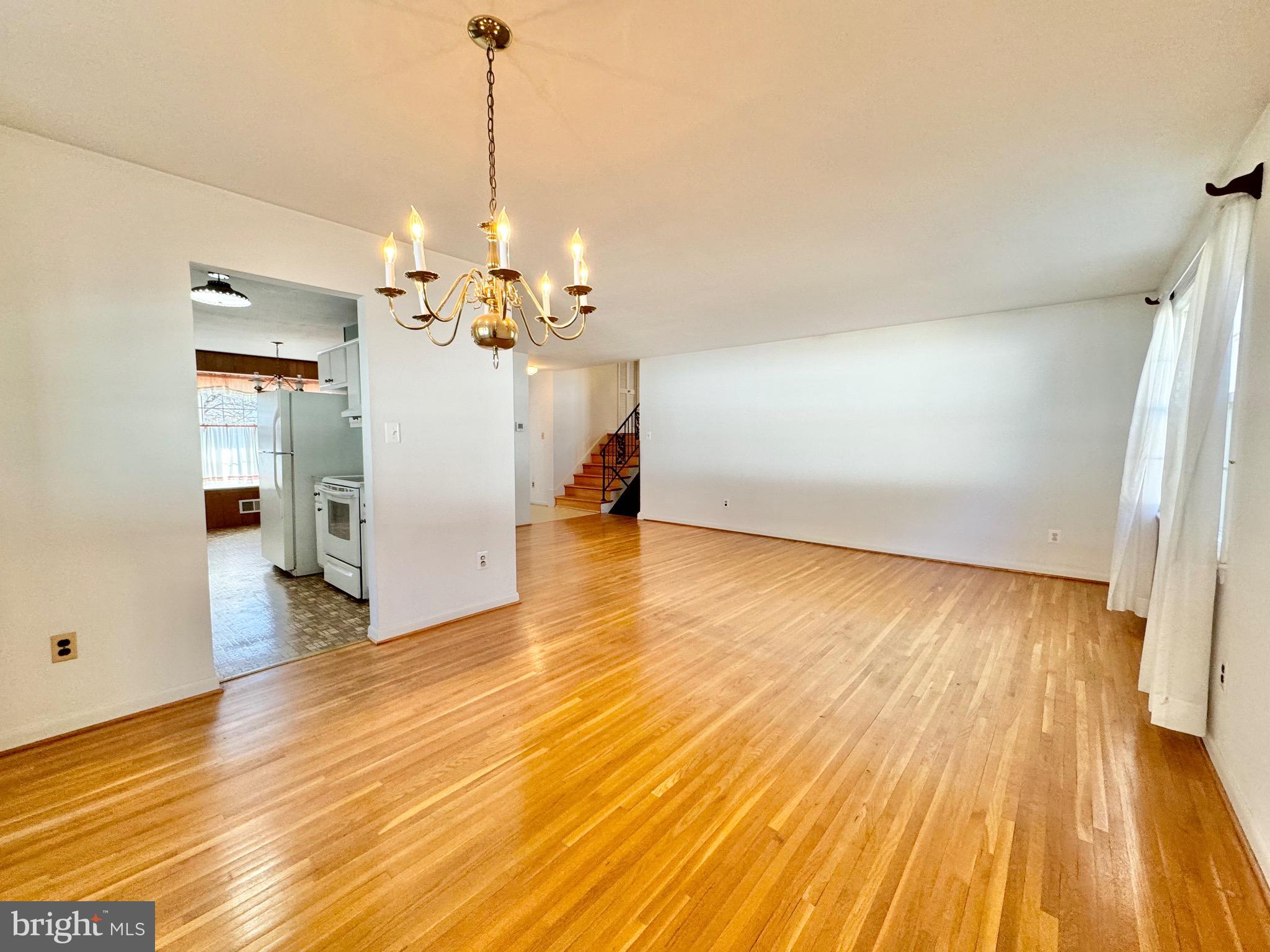 2292 Glenmore Ter