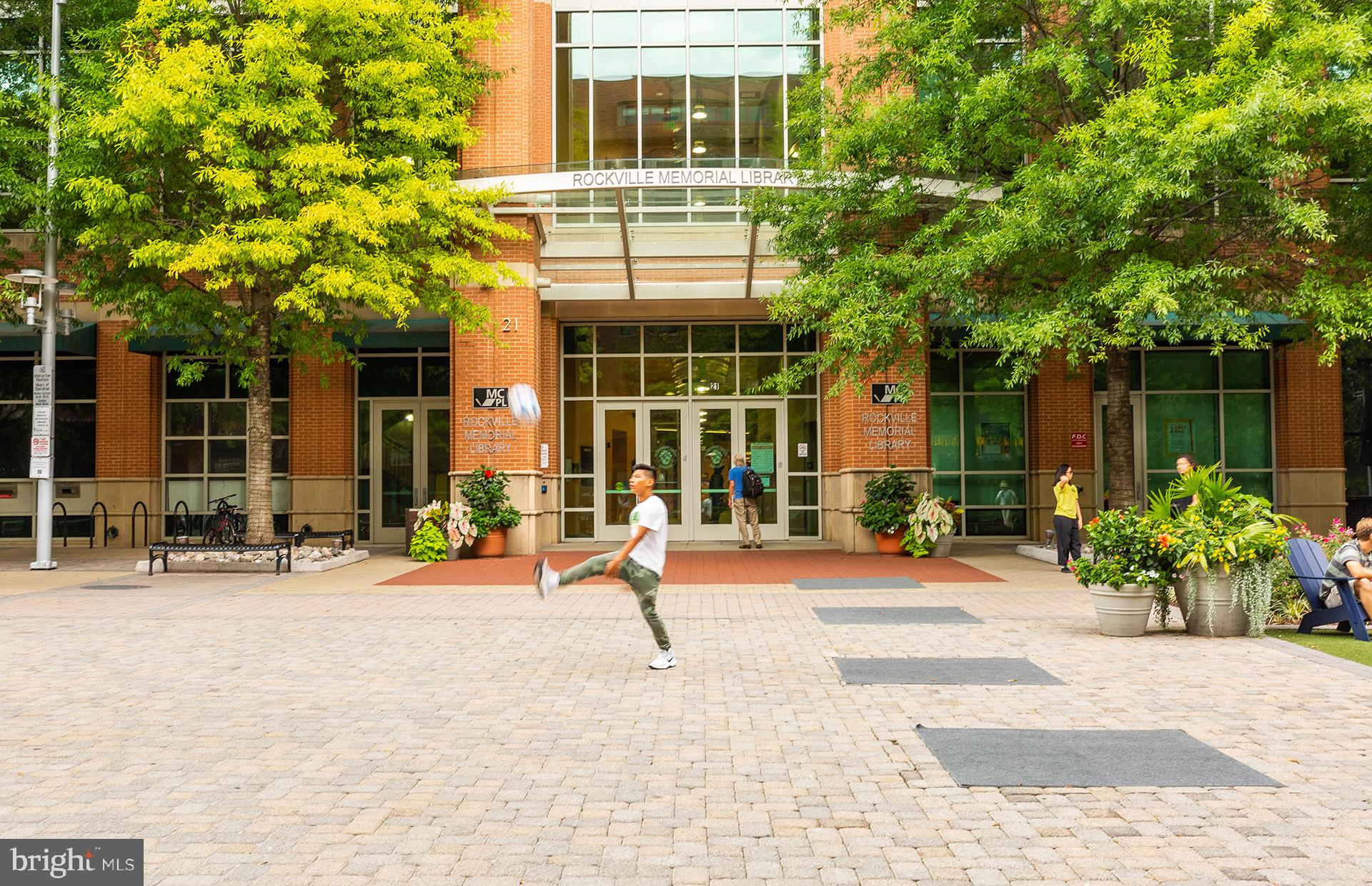 811 KING FARM BOULEVARD