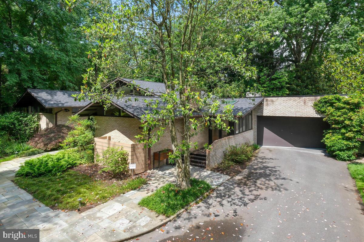 6132 Roseland Dr