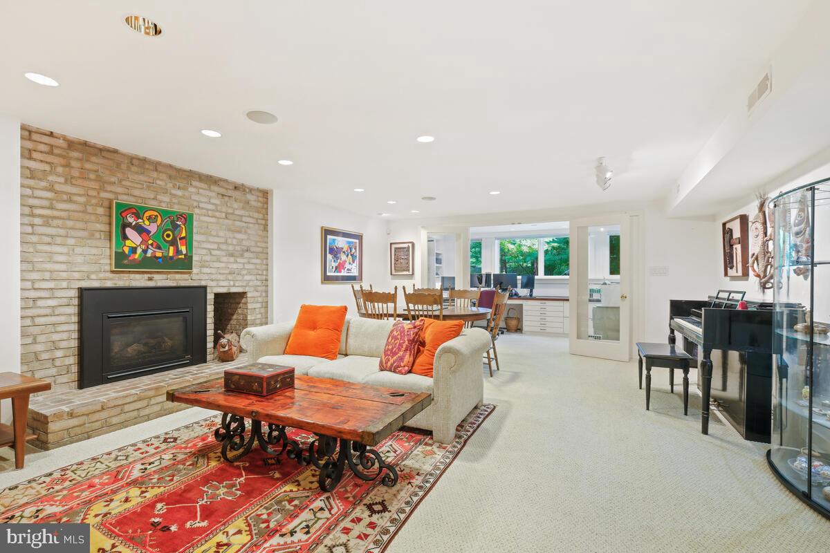 6132 Roseland Dr