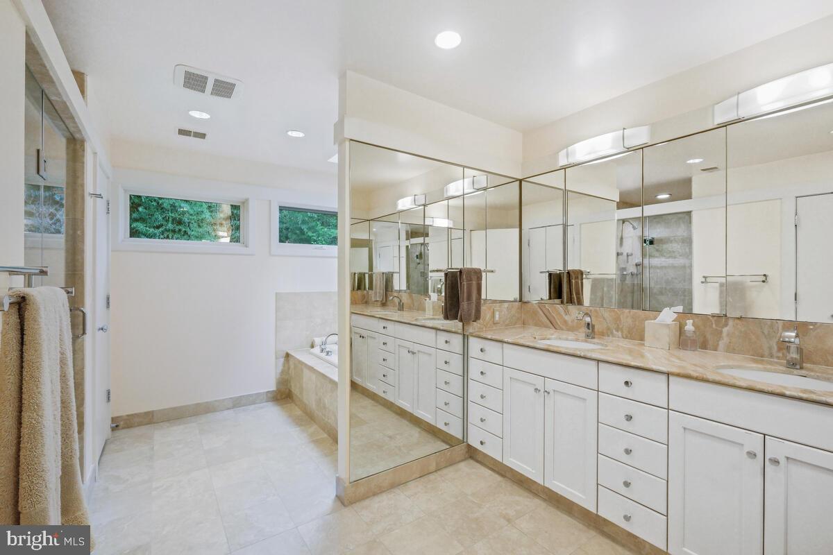 6132 Roseland Dr