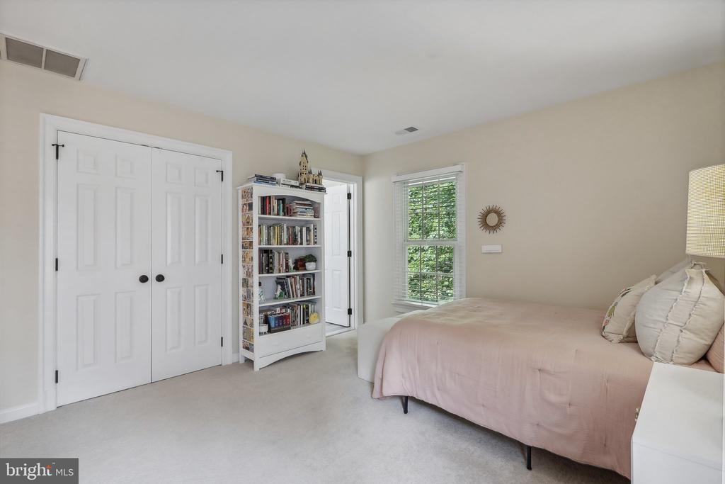 35 SANDALFOOT COURT