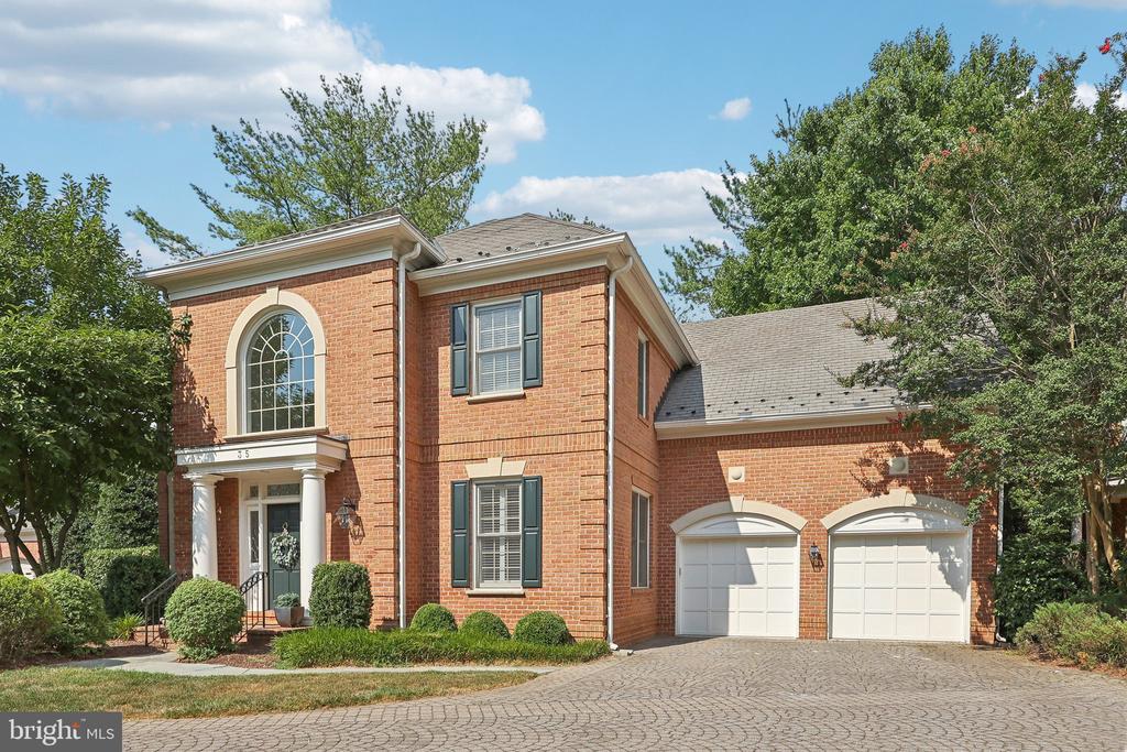35 SANDALFOOT COURT