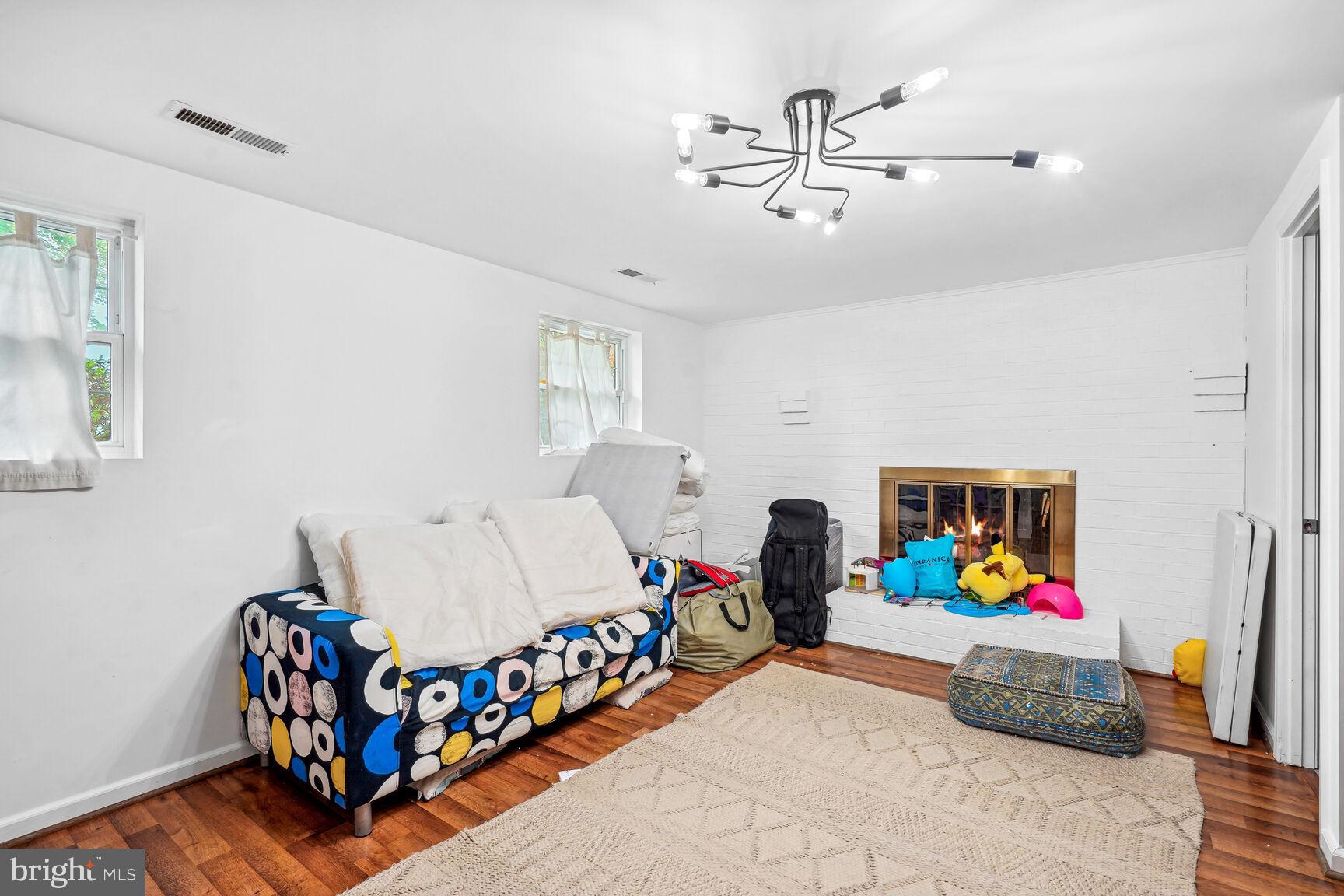 195 HARDY PL