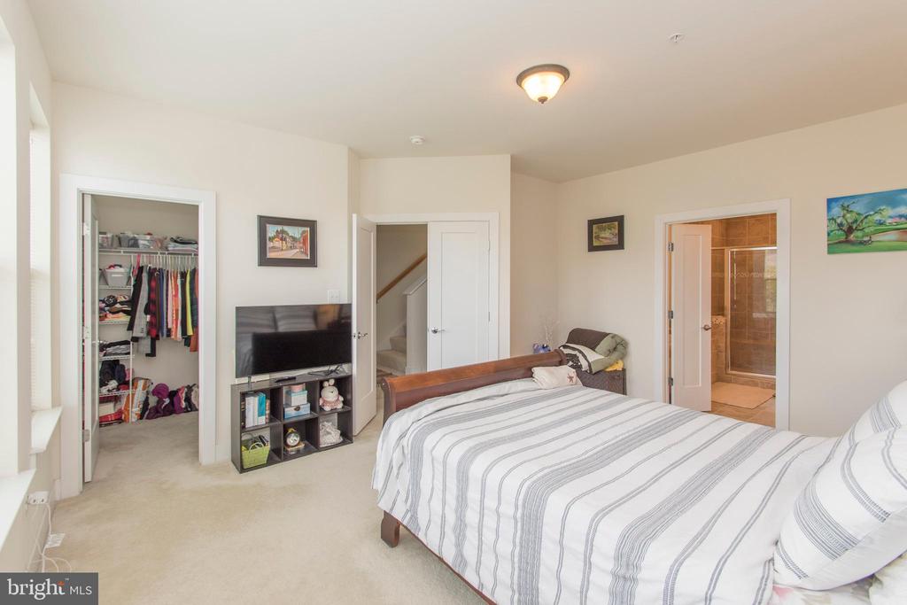 908 KING FARM BOULEVARD