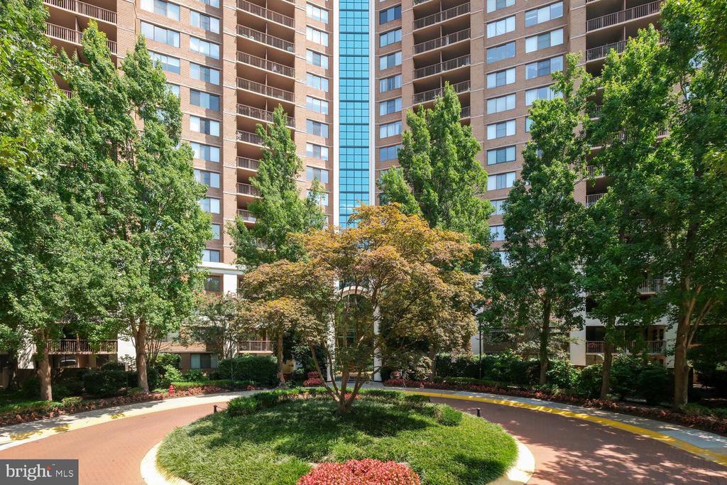 10101 Grosvenor Pl #1704