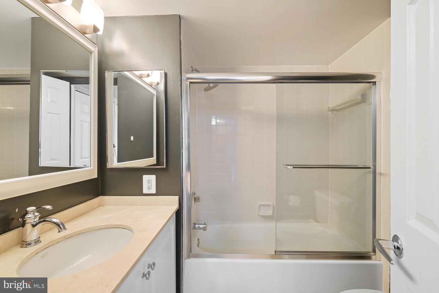 10101 Grosvenor Pl #1704