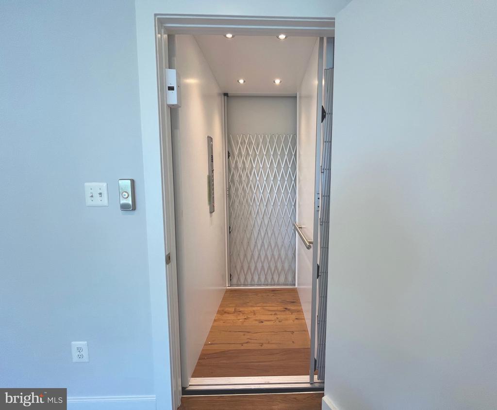 590 BROOKES RIDGE COURT