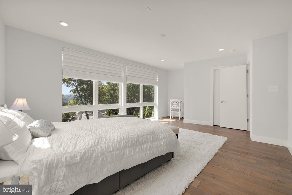 590 BROOKES RIDGE COURT