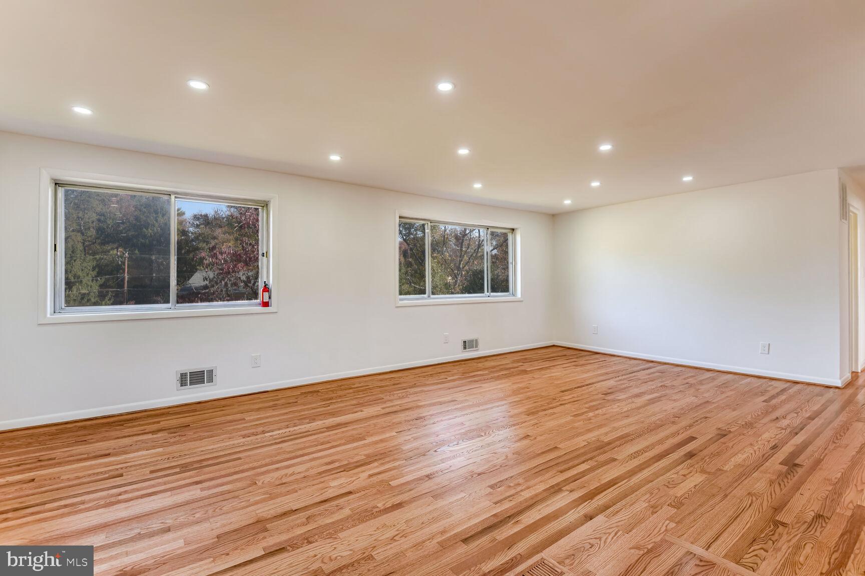 4 Rollins Ct