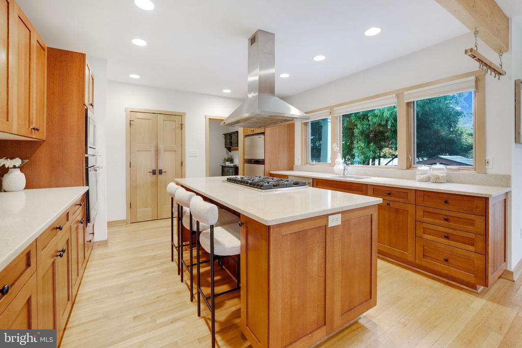 6410 BROOKES LANE