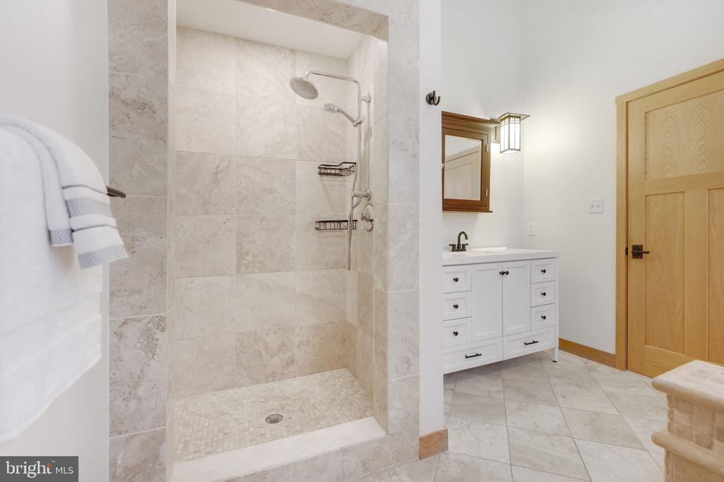 6410 BROOKES LANE