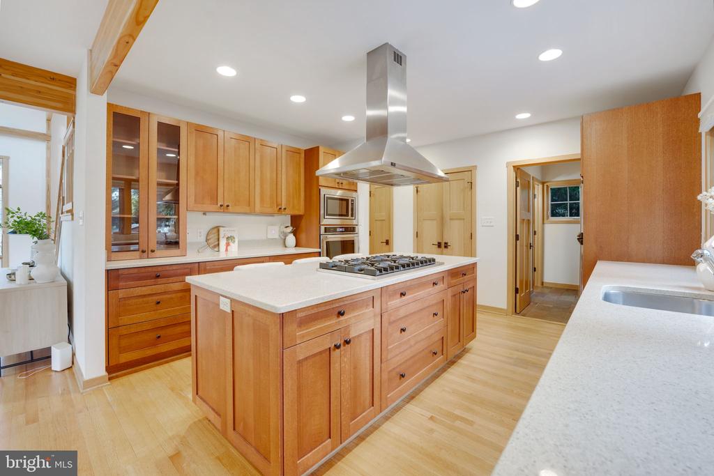 6410 BROOKES LANE