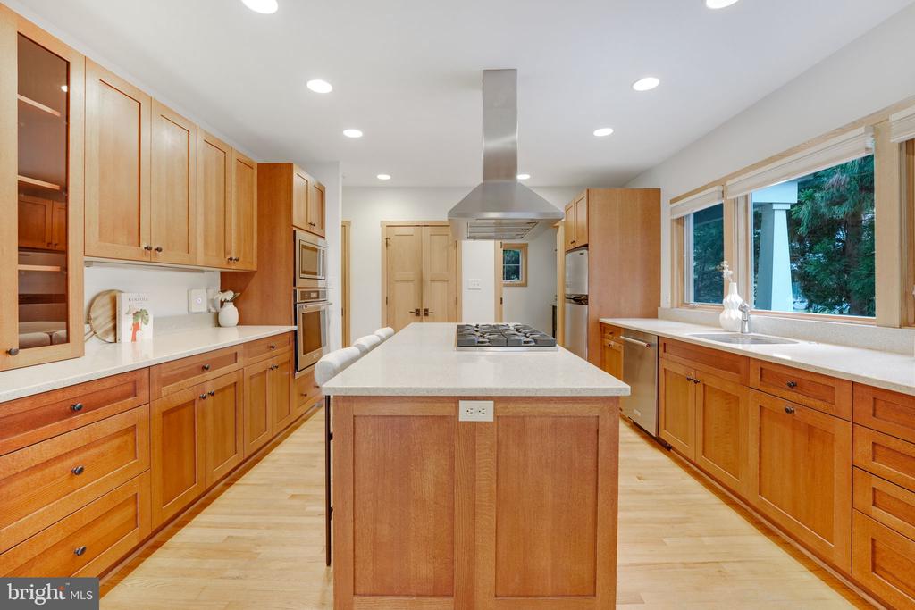 6410 BROOKES LANE