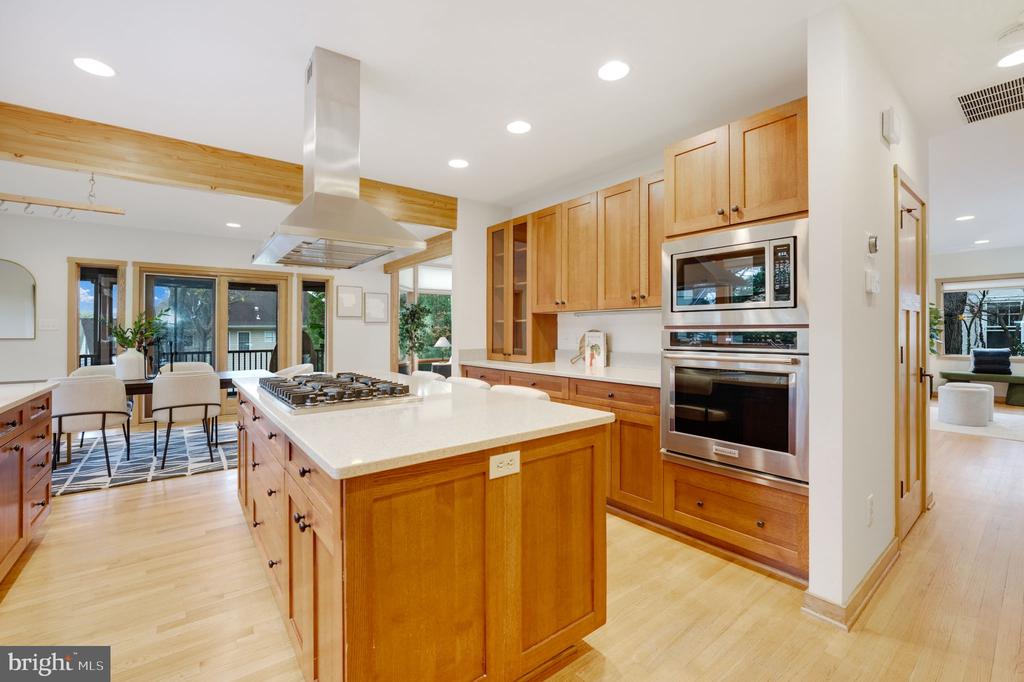 6410 BROOKES LANE