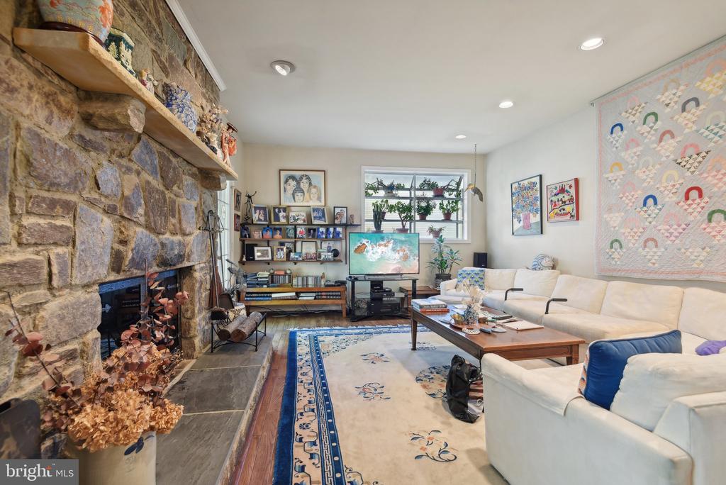 5713 Magic Mountain Dr