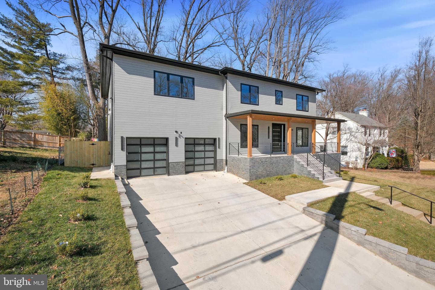 9704 Cedar Ln
