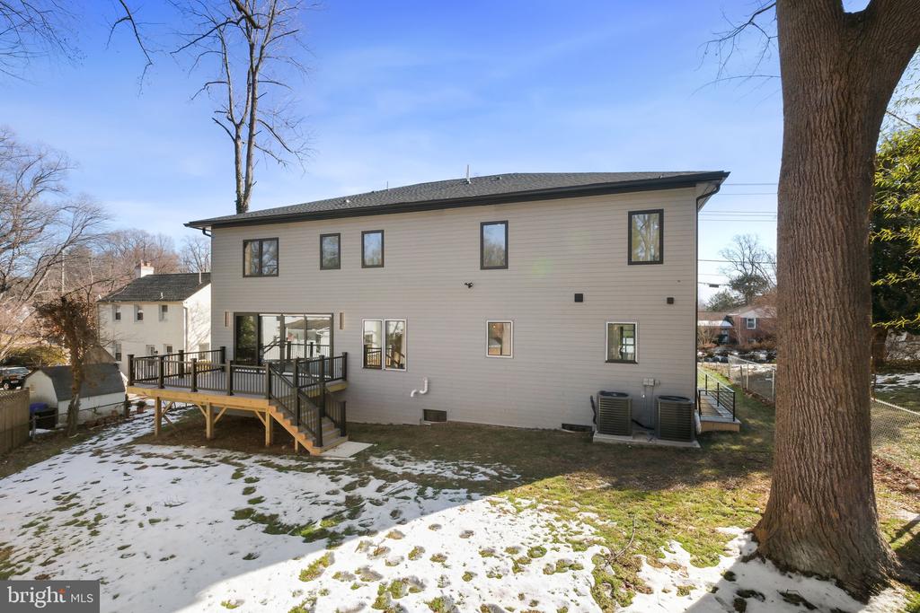 9704 Cedar Ln