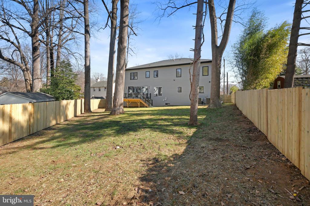 9704 Cedar Ln