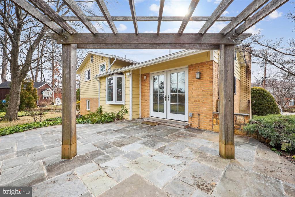 3 Lorraine Ct