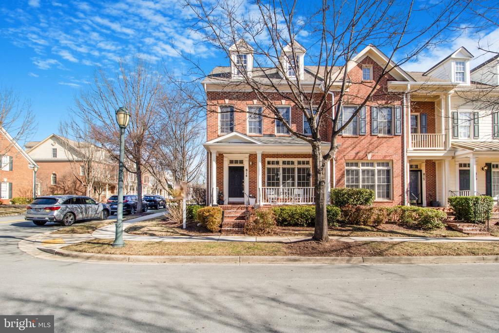814 OAK KNOLL TERRACE