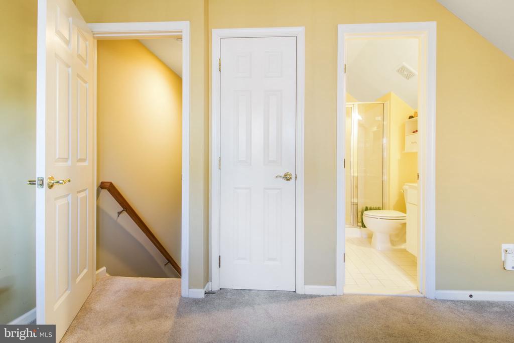 814 OAK KNOLL TERRACE