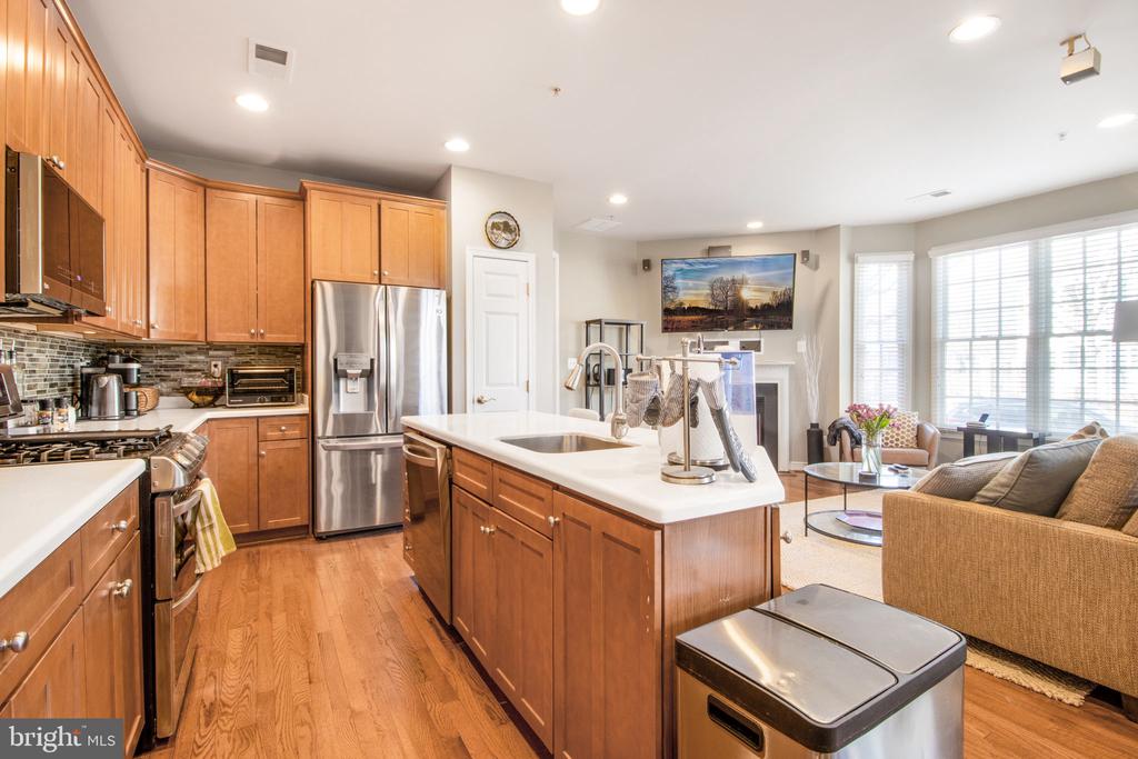 814 OAK KNOLL TERRACE