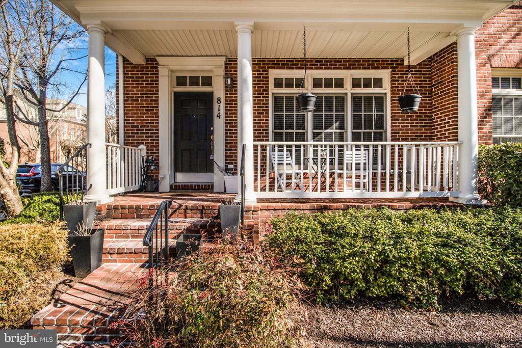 814 OAK KNOLL TERRACE