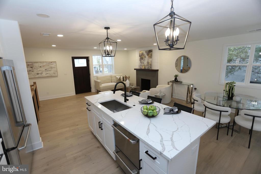 2706 NAVARRE DRIVE