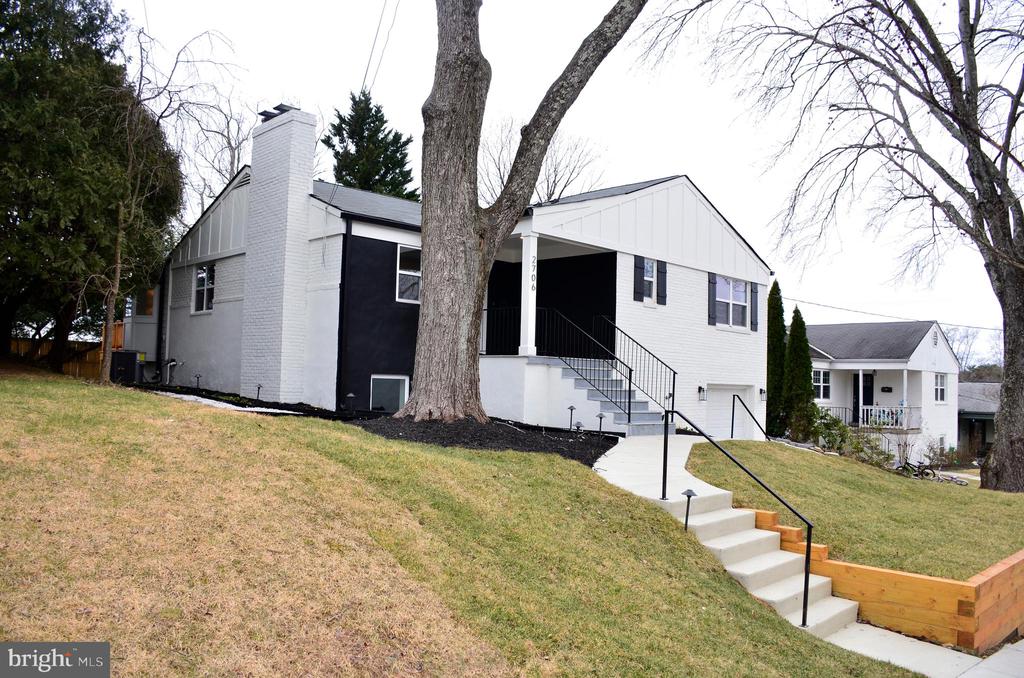 2706 NAVARRE DRIVE