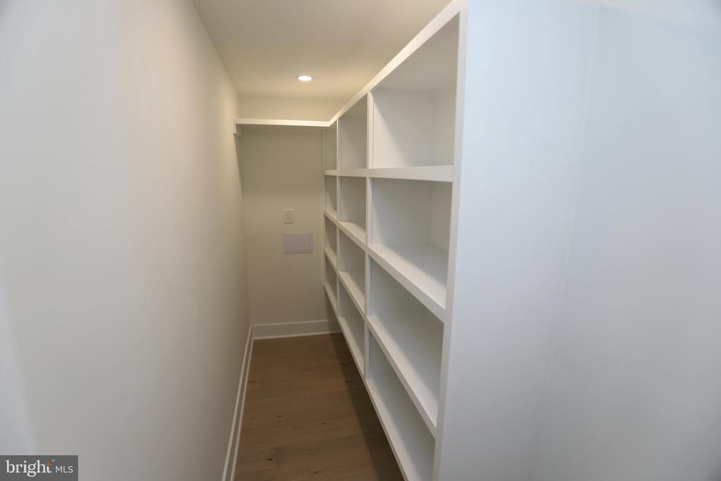 2706 NAVARRE DRIVE