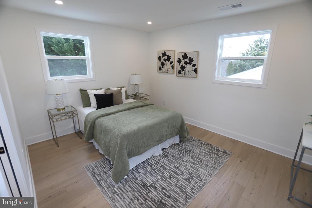 2706 NAVARRE DRIVE