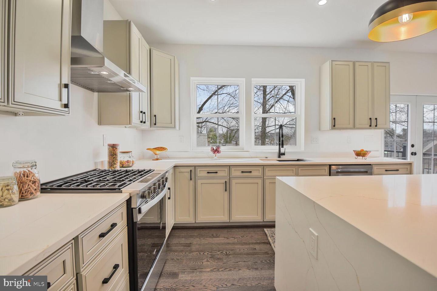 1612 Noyes Dr