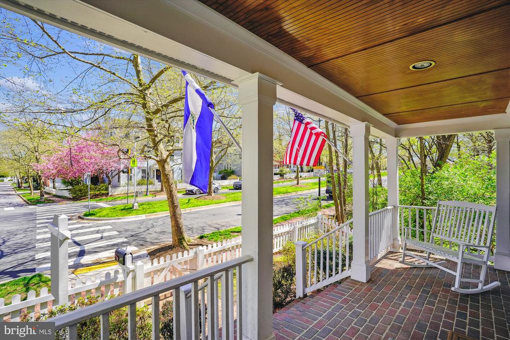 302 TSCHIFFELY SQUARE ROAD