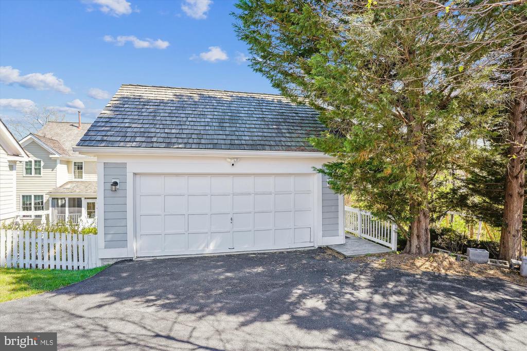 302 TSCHIFFELY SQUARE ROAD