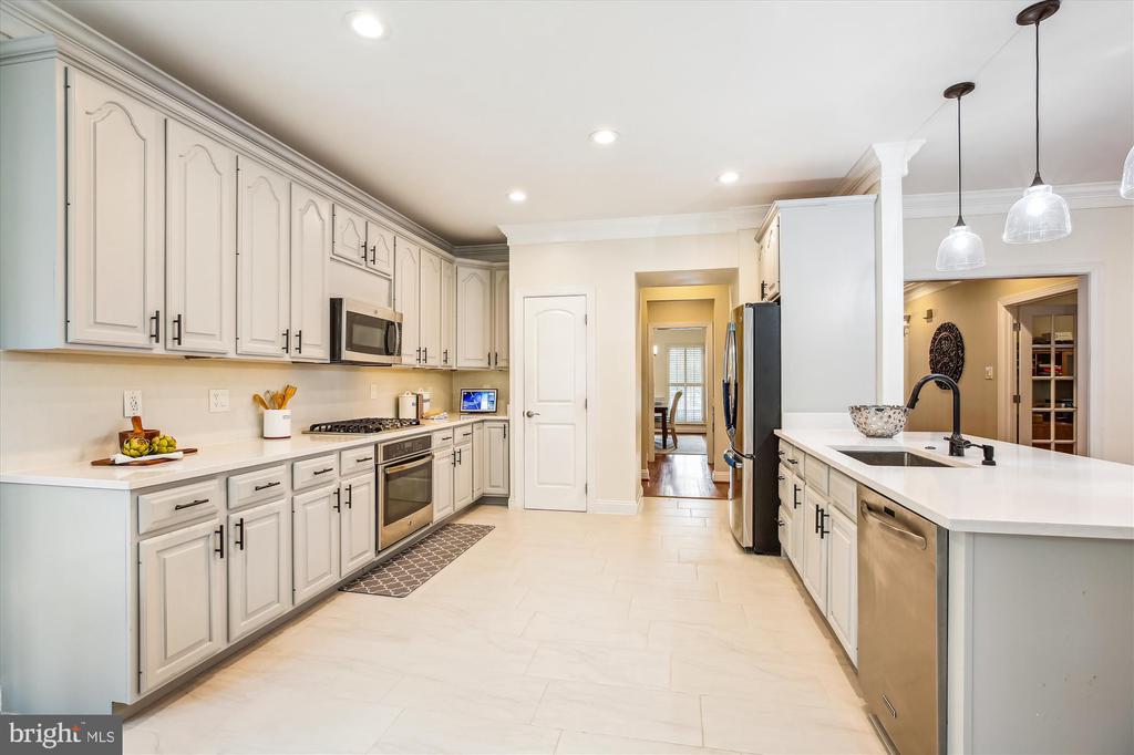 302 TSCHIFFELY SQUARE ROAD