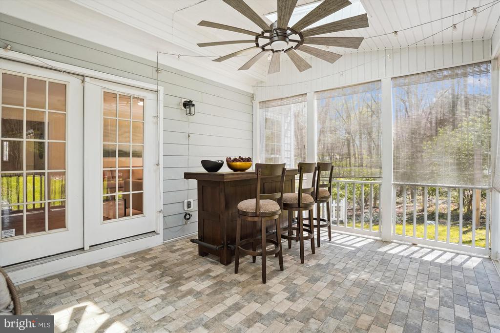 302 TSCHIFFELY SQUARE ROAD