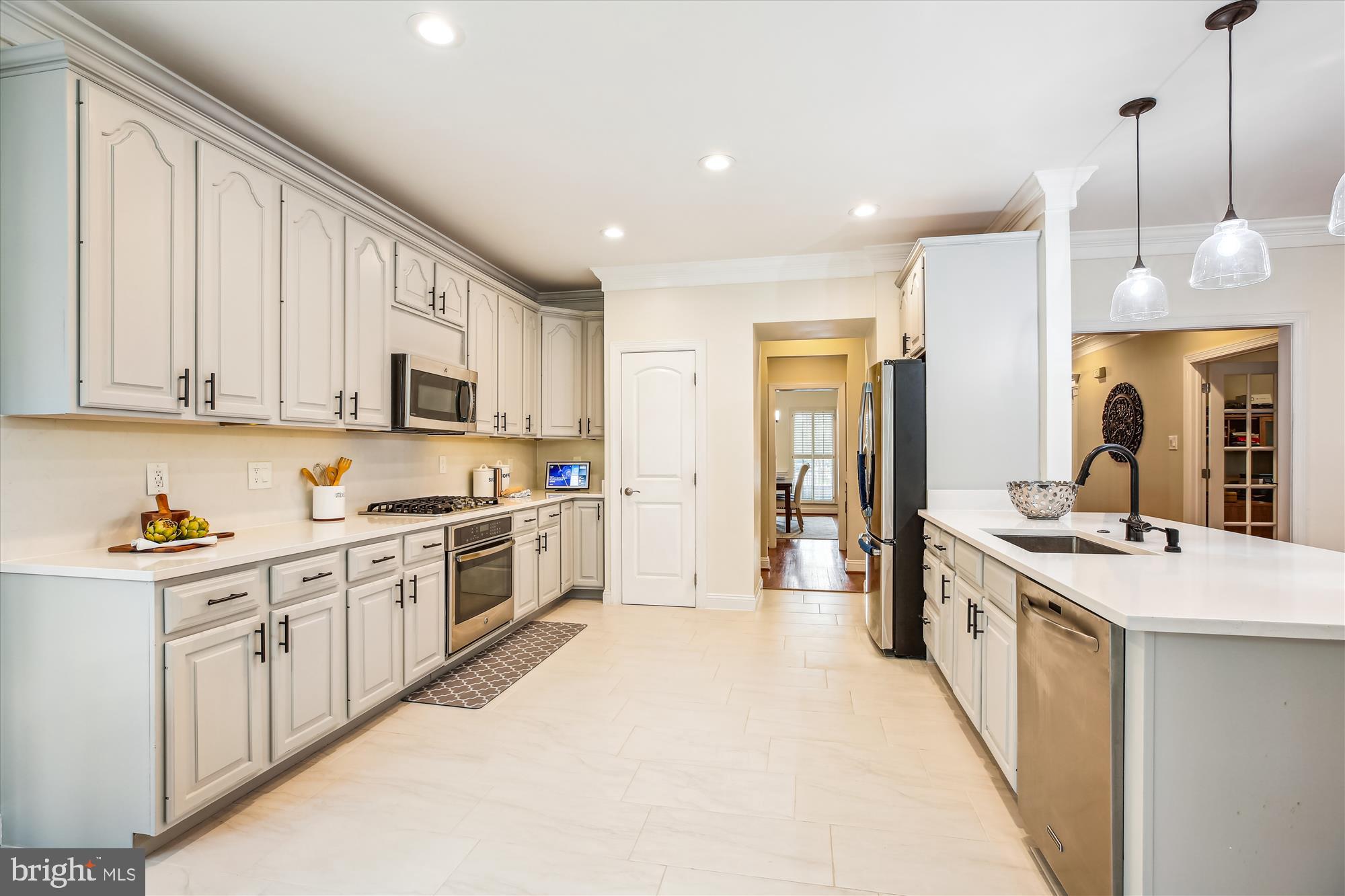 302 TSCHIFFELY SQUARE ROAD