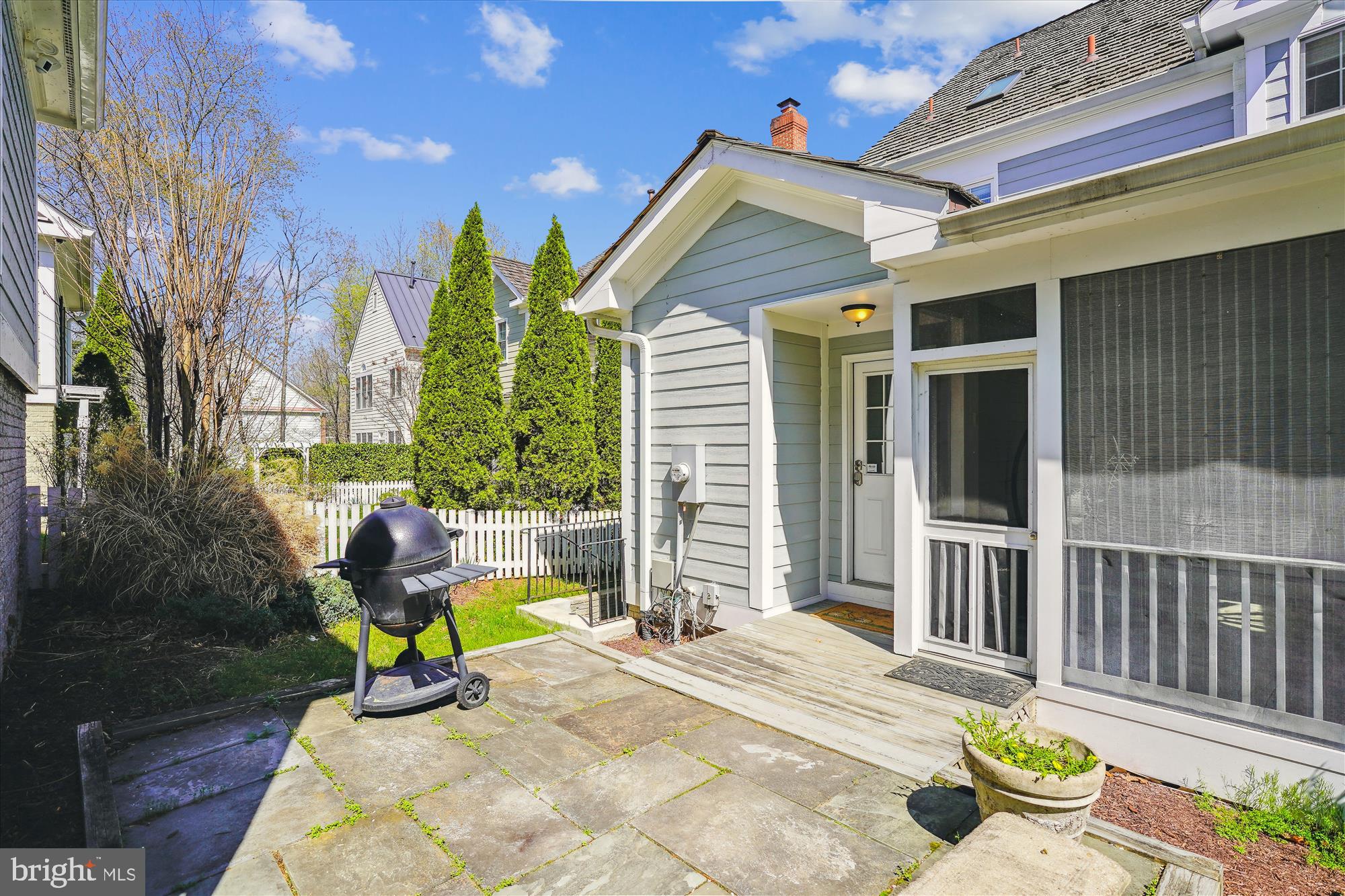 302 TSCHIFFELY SQUARE ROAD