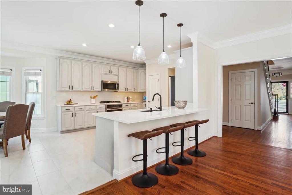 302 TSCHIFFELY SQUARE ROAD