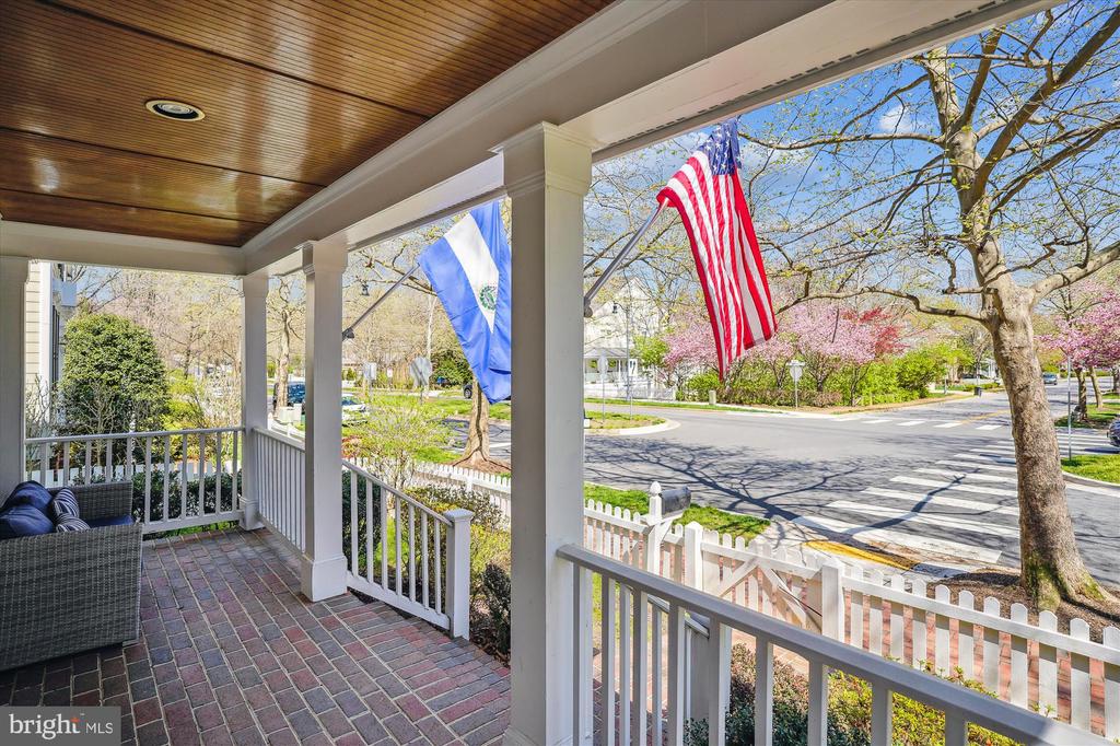 302 TSCHIFFELY SQUARE ROAD