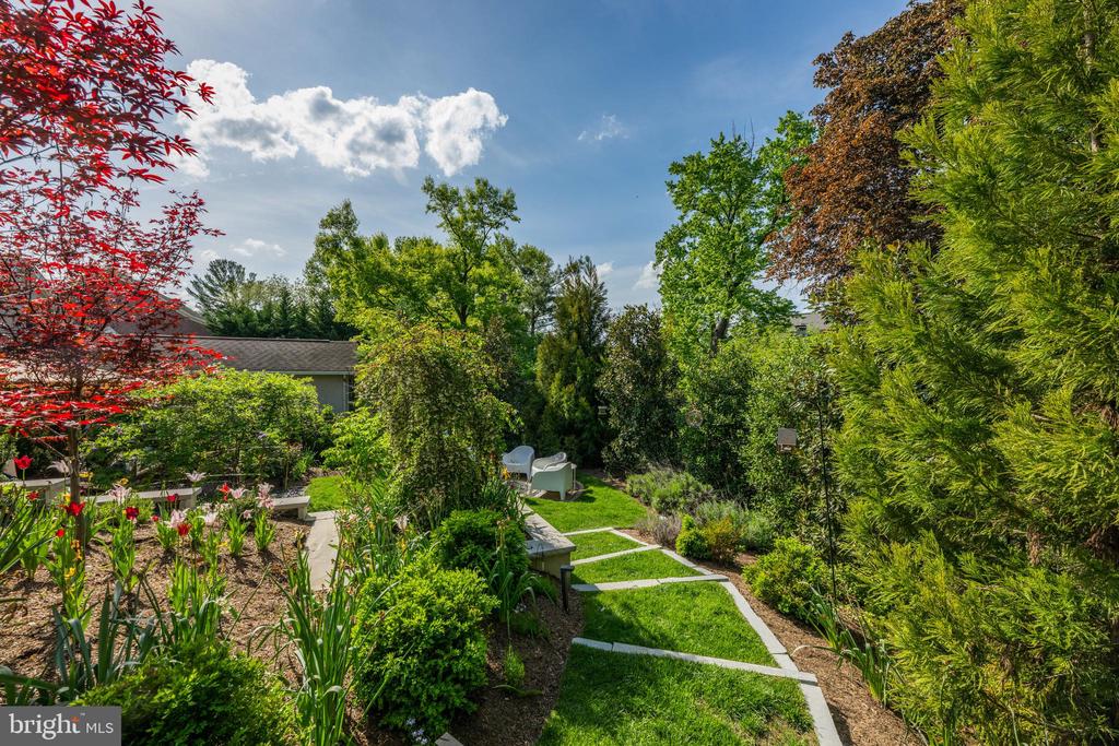6109 GREENTREE ROAD