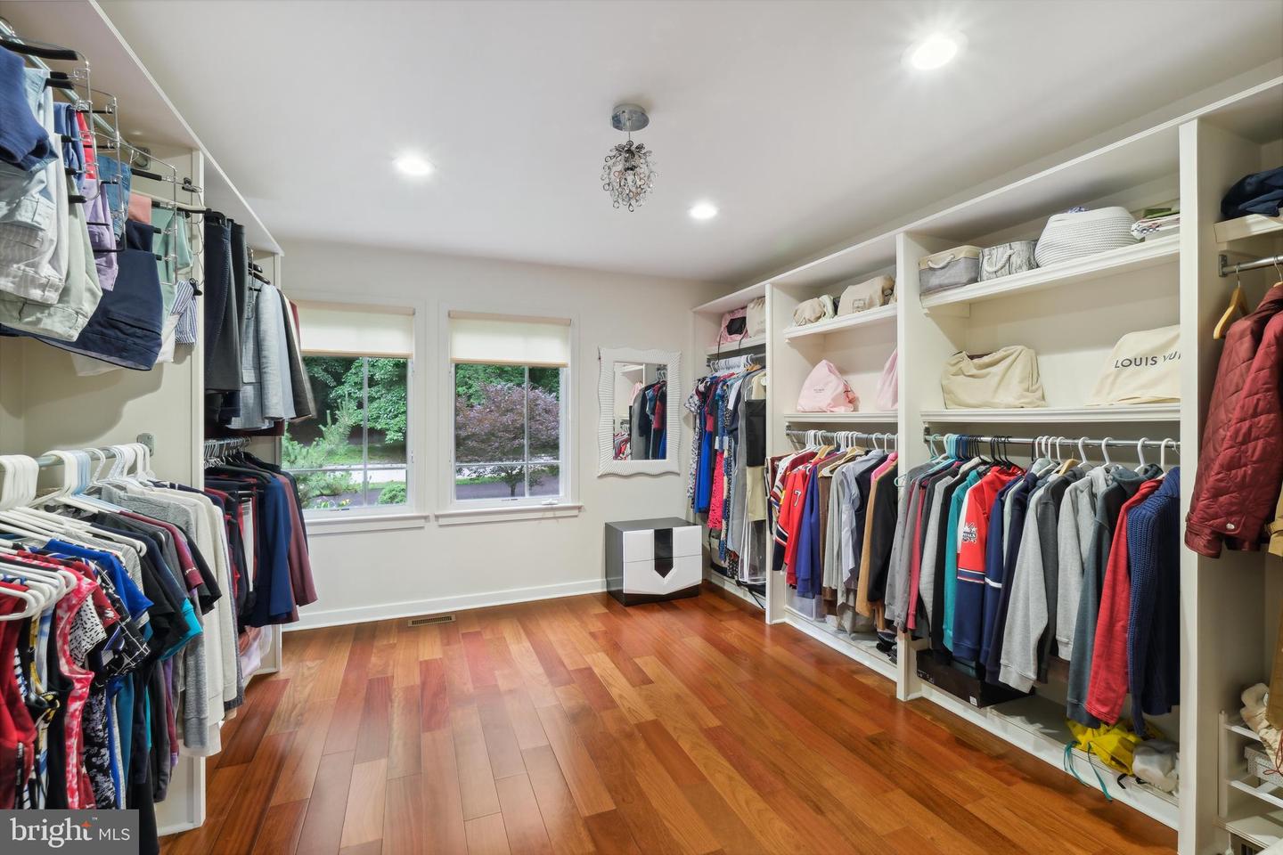 7005 Natelli Woods Ln