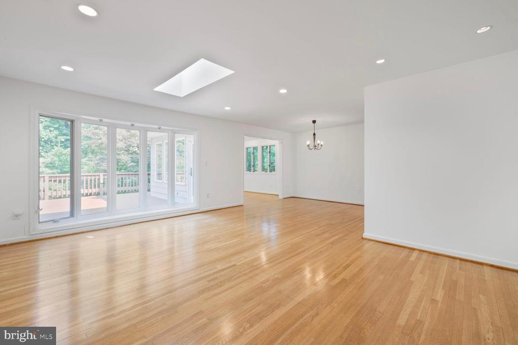 11211 WHISPERWOOD