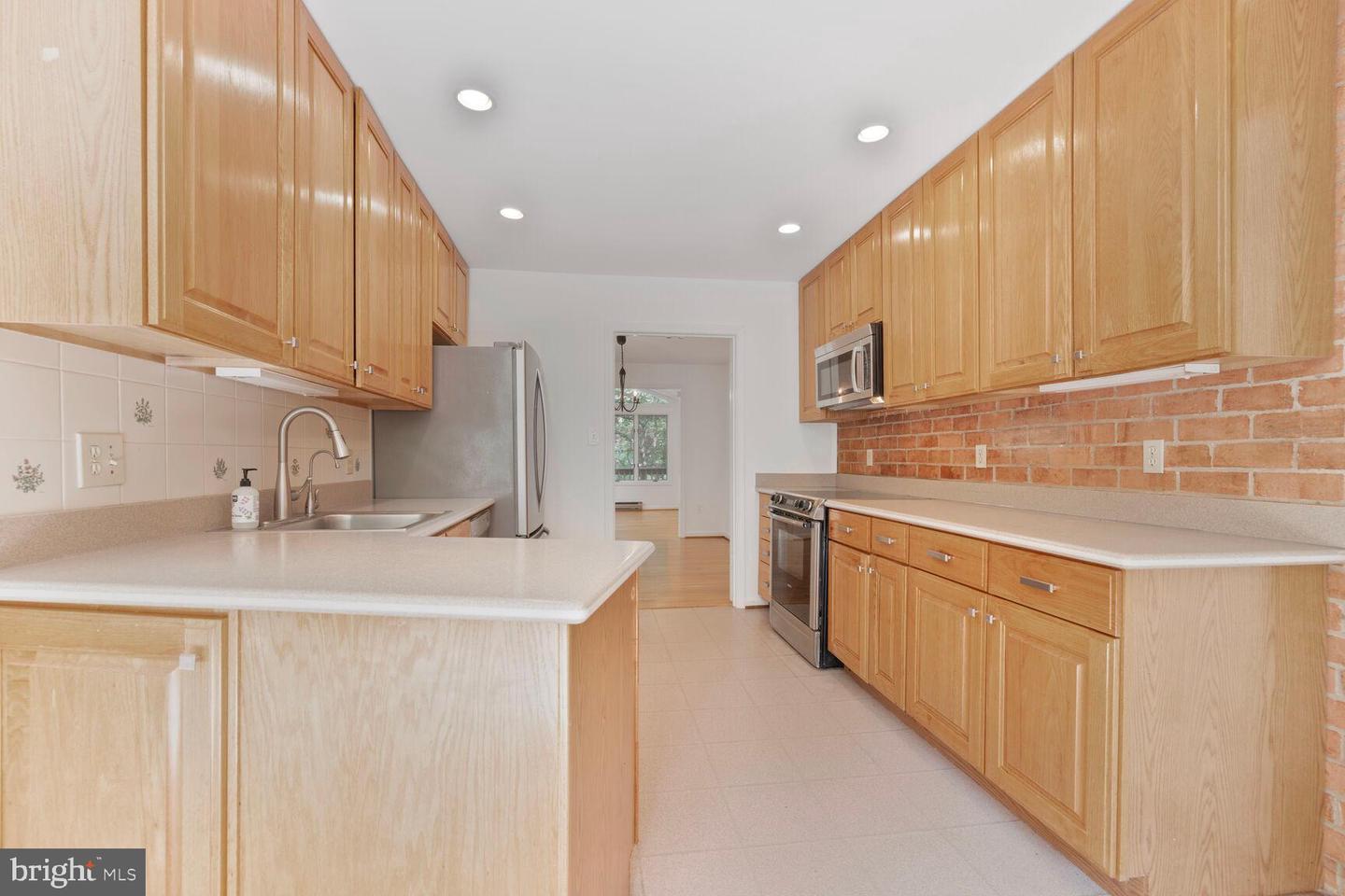 11211 WHISPERWOOD