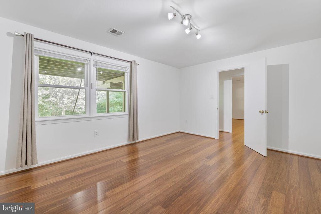 11211 WHISPERWOOD